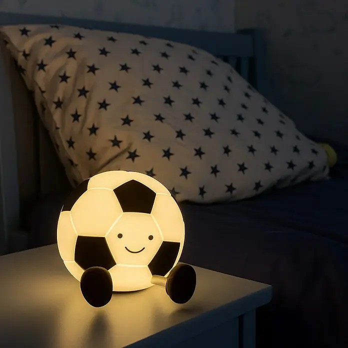 FHL easy LED-Nachtlicht Kalle - 0,4 W, L x B x H: 14 x 11,5 x 10,5 cm, Warmweiß, Fußball Kalle - Niedliche Fußball-Nachtlampe mit freundlichem Gesicht, perfekt für Kinderzimmer, die eine sanfte und beruhigende Beleuchtung bietet.