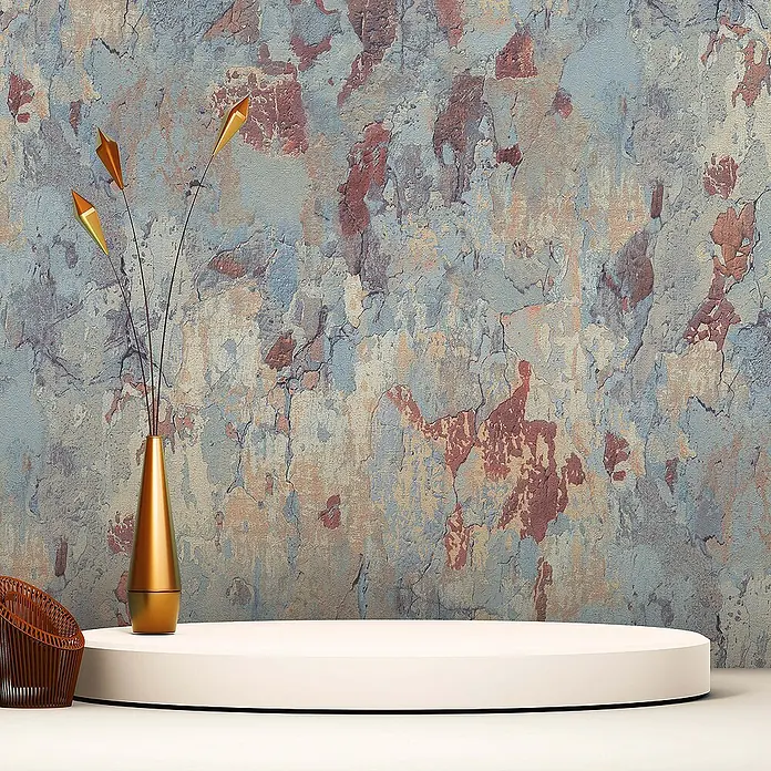 Tadessi Vliestapete M1-No.648 - Rot, Steinoptik, 10,05 x 0,53 m - Rundes weißes Produktpräsentationspodest mit goldener Vase und Zierzweigen vor einer strukturierten Wand.