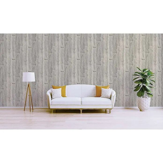 Tadessi Vliestapete M1-No.916 - Grau, Holzoptik, 10,05 x 0,53 m - Verwitterte graue Holzvertäfelung an einer Wohnzimmerwand, die einen rustikalen Hintergrund für Möbel bildet.