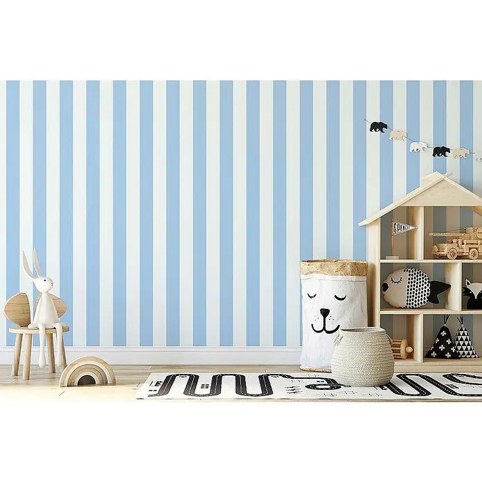 Tadessi Vliestapete M1-No.771 - Weiß, Streifen, 10,05 x 0,53 m - Blau-weiß gestreifte Tapete in einem fröhlichen Kinderzimmer.
