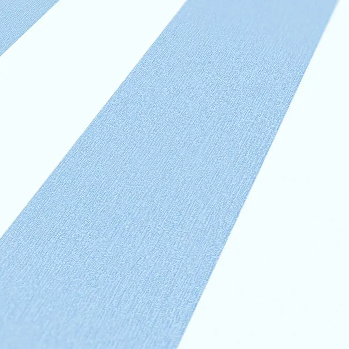 Tadessi Vliestapete M1-No.771 - Weiß, Streifen, 10,05 x 0,53 m - Hellblaue und weiße diagonale Streifen mit einer feinen Stoffstruktur.