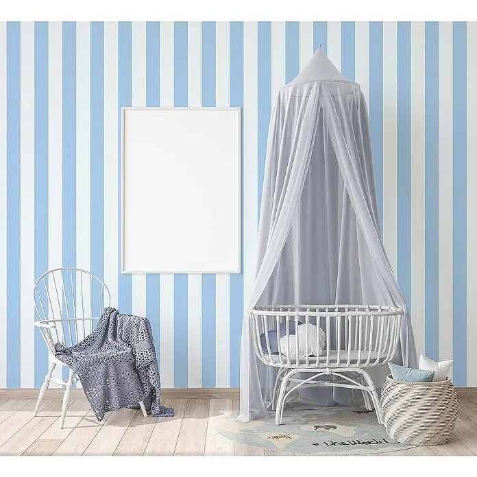 Tadessi Vliestapete M1-No.771 - Weiß, Streifen, 10,05 x 0,53 m - Weißes Korbbettchen mit weichem grauem Himmelbett in einem Babyzimmer.