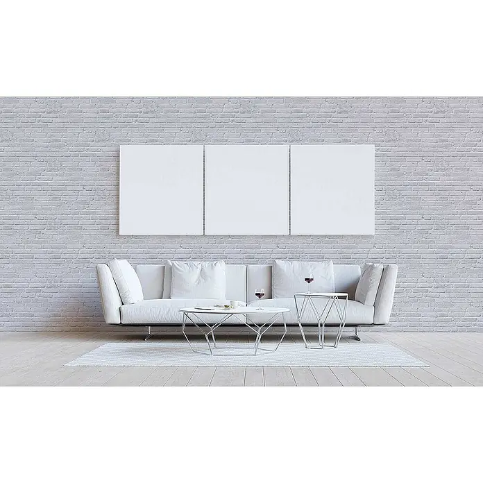 Tadessi Vliestapete M1-No.3 - Grau, Steinoptik, 10,05 x 0,53 m - Ein modernes Wohnzimmer mit weißem Sofa, zwei weißen geometrischen Couchtischen und drei leeren weißen Wandpaneelen.
