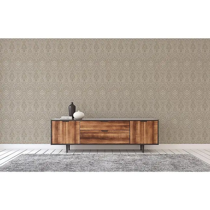 Tadessi Vliestapete M1-No.3854 - Braun, Streifen, 10,05 x 0,53 m - Beige gemusterte Tapete mit einem verzierten, klassischen Design, die eine Wand in einem Wohnzimmer hinter einem Holzsideboard und Ziergefäßen bedeckt.
