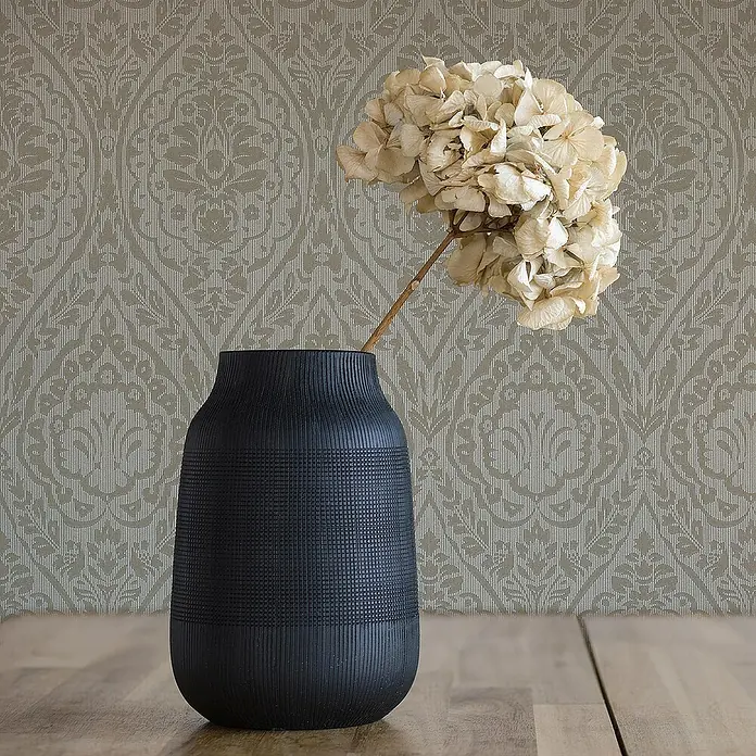 Tadessi Vliestapete M1-No.3854 - Braun, Streifen, 10,05 x 0,53 m - Dunkle, strukturierte Vase mit Trockenblumen auf einem Holztisch.