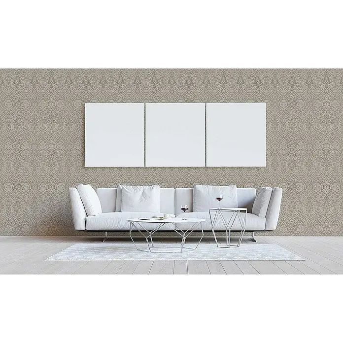 Tadessi Vliestapete M1-No.3854 - Braun, Streifen, 10,05 x 0,53 m - Beigefarbene Tapete mit aufwendigem Damastmuster, die eine Wohnzimmerwand hinter einem weißen Sofa und Bildern verschönert.