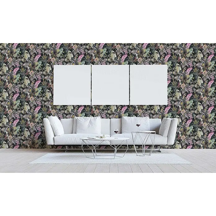 Tadessi Vliestapete M1-No.779 - Schwarz, Floral, 10,05 x 0,53 m - Tropische Blumentapete in dunklen Tönen und leuchtenden Farben schmückt eine Wohnzimmerwand hinter einem weißen Sofa.