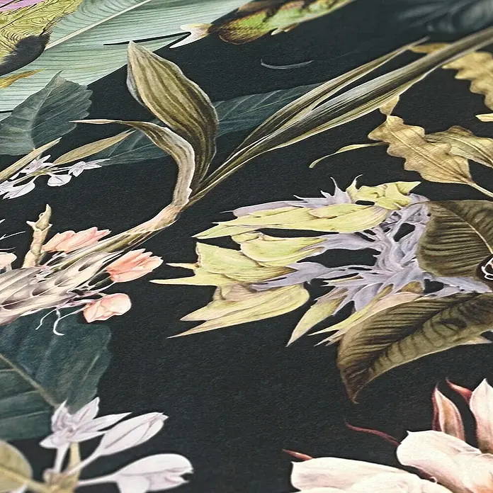 Tadessi Vliestapete M1-No.779 - Schwarz, Floral, 10,05 x 0,53 m - Dunkle Tapete mit lebhaftem botanischem Muster aus tropischen Blättern und Blüten in Grün, Gelb und Rosa.