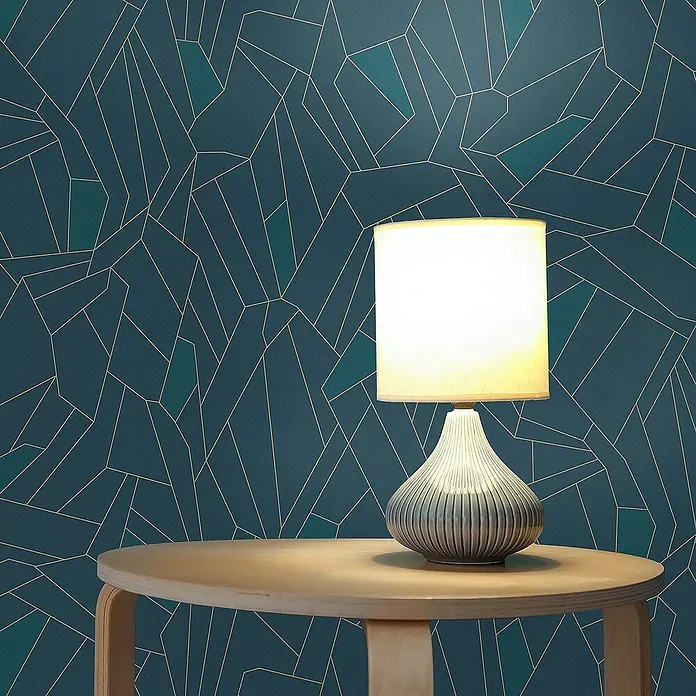 Tadessi Vliestapete M1-No.507 - Türkis, Grafisch, 10,05 x 0,53 m - Tischlampe mit weißem Stoffschirm und geripptem grauem Keramikfuß, die einen Holztisch beleuchtet.