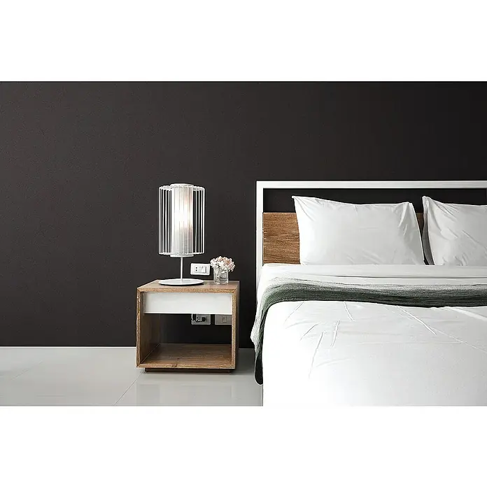 Tadessi Vliestapete M1-No.1031 - Schwarz, Uni, 10,05 x 0,7 m - Weiße Drahtrahmen-Tischlampe mit Stoffdiffusor, die auf einem Nachttisch aus Holz sanftes Licht spendet.