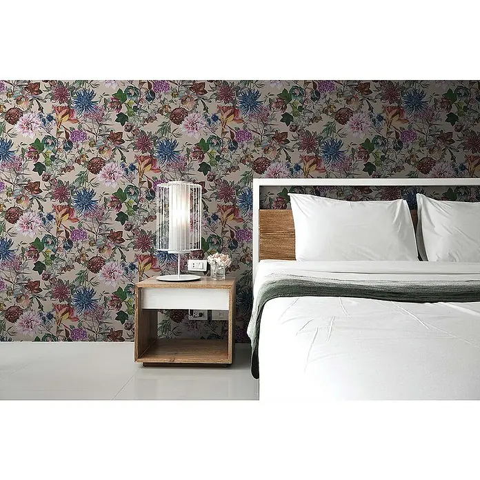 Tadessi Vliestapete M1-No.776 - Rosa, Floral, 10,05 x 0,53 m - Florale Tapete mit bunten Dahlien und Blüten auf beigem Hintergrund, schmückt eine Schlafzimmerwand hinter einem Bett und Nachttisch.