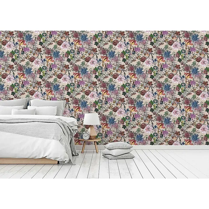Tadessi Vliestapete M1-No.776 - Rosa, Floral, 10,05 x 0,53 m - Blumentapete mit blauen, rosa und roten Blumen und grünen Blättern auf hellbeigem Grund, in einem Schlafzimmer über einem Bett angebracht.
