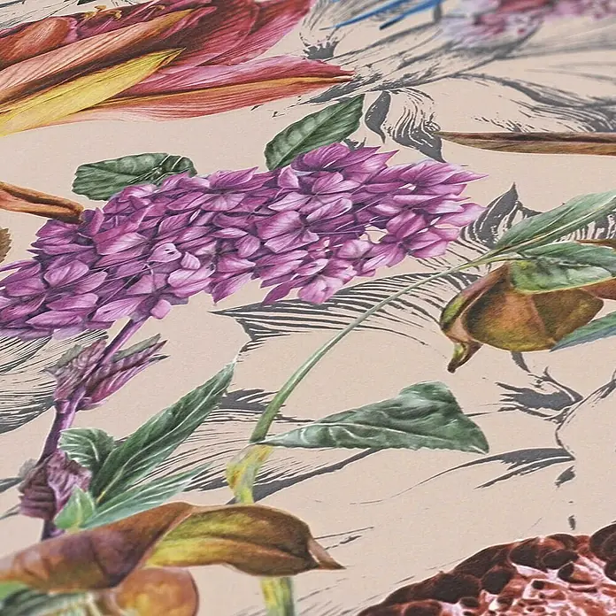 Tadessi Vliestapete M1-No.776 - Rosa, Floral, 10,05 x 0,53 m - Lebhaftes Blumenmuster mit lila Blüten, roten und gelben Blättern, grünen Blättern und grauer Strichzeichnung auf hellem Beigegrund.