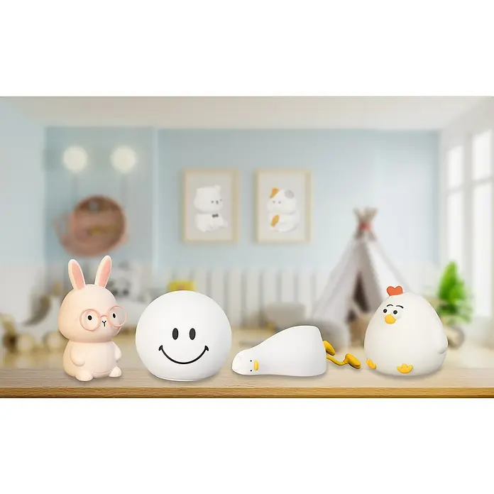 FHL easy LED-Nachtlicht Josie - 0,4 W, L x B x H: 9 x 9 x 16,3 cm, RGBW, Hase Josie - Niedliche Nachtlichter in Form eines Hasen mit Brille, eines Smileys, einer Ente und eines Huhns auf einem Tisch.