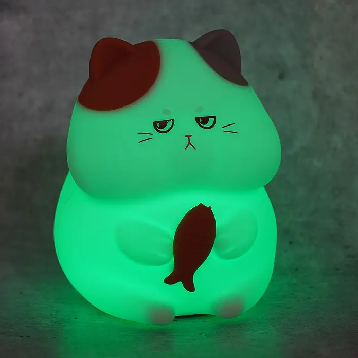 FHL easy LED-Nachtlicht Gerd - 0,8 W, L x B x H: 13 x 10 x 12 cm, RGBW, Kater Gerd - Leuchtende Katzennachtlampe mit einem Fisch in den Pfoten, ein gemütlicher Begleiter für die Nacht.