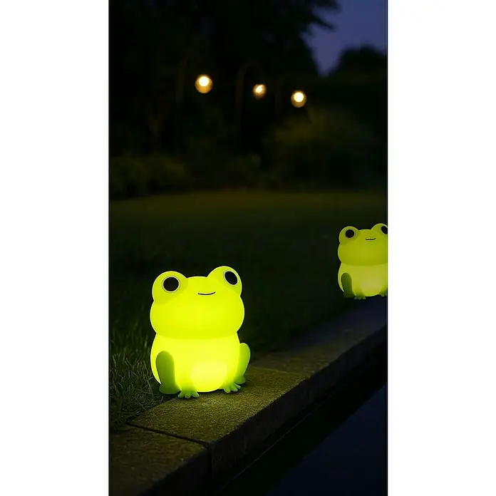 FHL easy LED-Nachtlicht Willi - 0,4 W, L x B x H: 9 x 8 x 11,5 cm, RGBW, Frosch Willi - Zwei leuchtende Froschlampen sitzen am Rande eines Teiches und strahlen ein sanftes, grünes Licht aus.