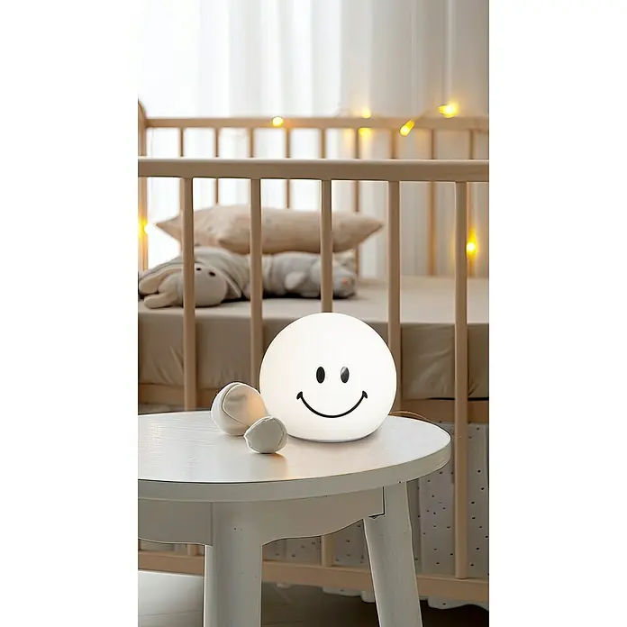 FHL easy LED-Nachtlicht GlowMoji - 0,7 W, L x B x H: 13 x 13 x 12 cm, RGBW, Glowmoji White - Niedliche Nachttischlampe in Form eines Smileys, die sanftes Licht spendet und für eine beruhigende Atmosphäre im Kinderzimmer sorgt.
