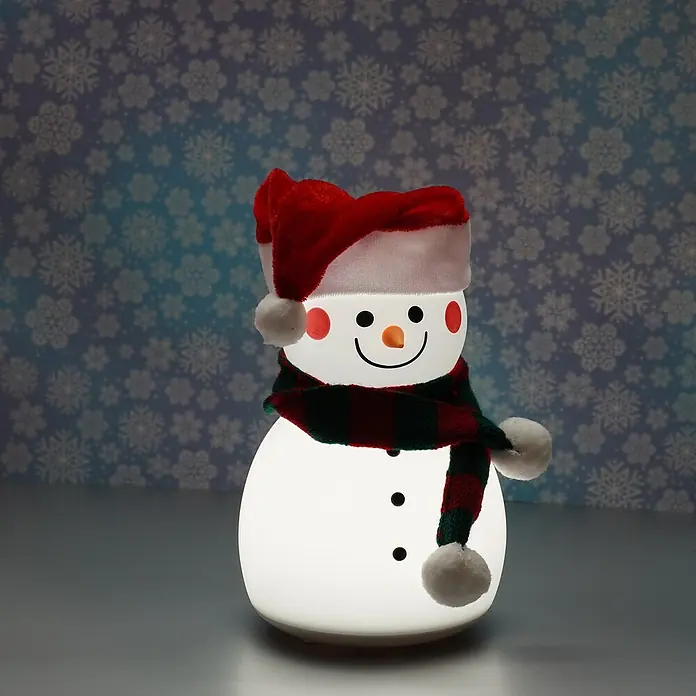 FHL easy LED-Nachtlicht Paule - 0,4 W, L x B x H: 11,6 x 11,6 x 22 cm, RGBW, Schneemann Paule - Leuchtender Schneemann mit roter Mütze und Schal vor blauem Schneeflockenhintergrund, ideal als festliche Dekoration für die Weihnachtszeit.