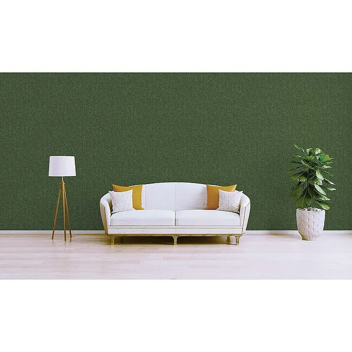 Tadessi Vliestapete M1-No.1051 - Grün, Uni, 10,05 x 0,53 m - Grüne, texturierte Wandverkleidung in einem stilvollen Wohnzimmer mit weißem Sofa, Stehlampe und Pflanze.