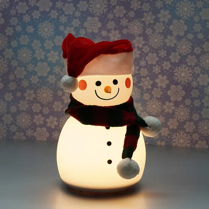 FHL easy LED-Nachtlicht Paule - 0,4 W, L x B x H: 11,6 x 11,6 x 22 cm, RGBW, Schneemann Paule - Leuchtender Schneemann mit roter Mütze und Schal, der eine festliche und warme Atmosphäre schafft.