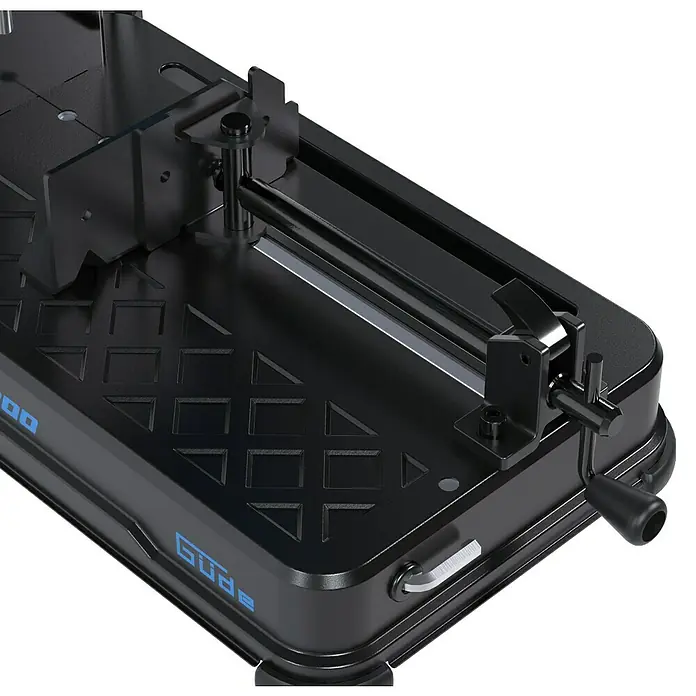 Güde Trennschneider - 2.300 W, Durchmesser Sägeblatt: 355 mm, Leerlaufdrehzahl: 4.000 U/min - Das Bild zeigt eine Güde Fliesenschneidmaschine, ein Werkzeug zum präzisen Schneiden von Fliesen, mit blauem Güde-Logo.