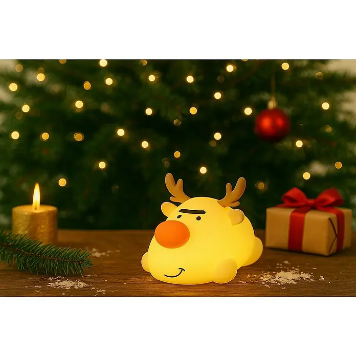 FHL easy LED-Nachtlicht Rudi - L x B x H: 16 x 10,5 x 9,8 cm, Warmweiß, Rentier Rudi - Niedliches gelbes Rentier-Nachtlicht mit roter Nase, umgeben von Kerze, Geschenk und Tannenzweig vor einem Weihnachtsbaum.