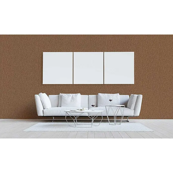 Tadessi Vliestapete M1-No.3404 - Braun, Sonstiges, 10,05 x 0,53 m - Braune strukturierte Wandverkleidung im Wohnzimmer, hinter weißem Sofa und Kunst.
