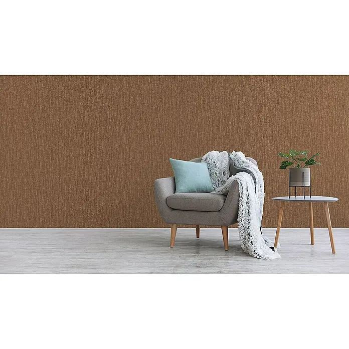 Tadessi Vliestapete M1-No.3404 - Braun, Sonstiges, 10,05 x 0,53 m - Braune Tapete mit vertikaler Textur in einem Raum mit Stuhl und Pflanze.