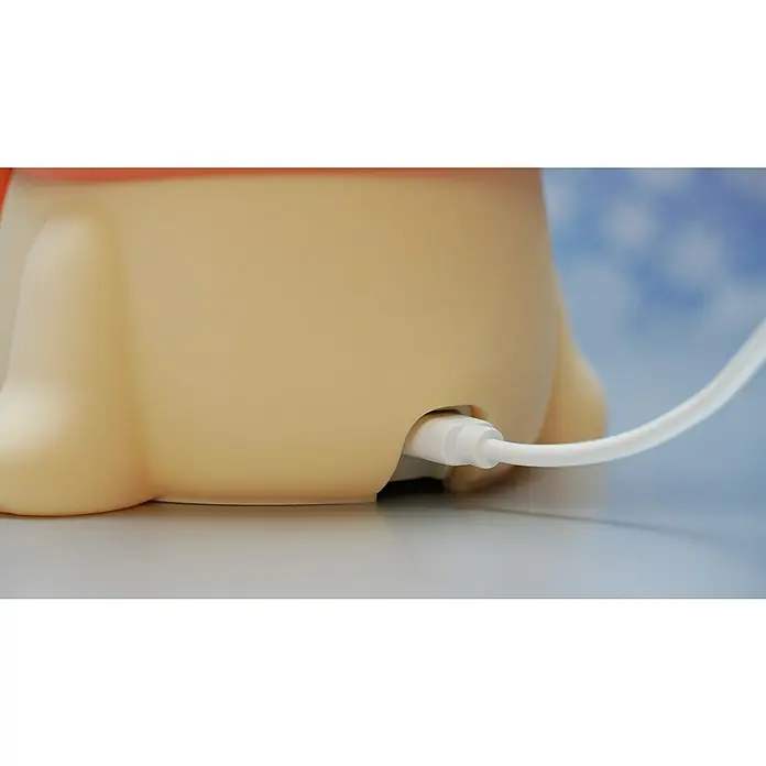 FHL easy LED-Nachtlicht Micha - 0,4 W, L x B x H: 11 x 12 x 15,5 cm, Warmweiß, Rentier Micha - Nahaufnahme eines Winnie Puh Nachtlichts mit eingestecktem Ladekabel, das eine warme und gemütliche Atmosphäre für Kinder schafft.