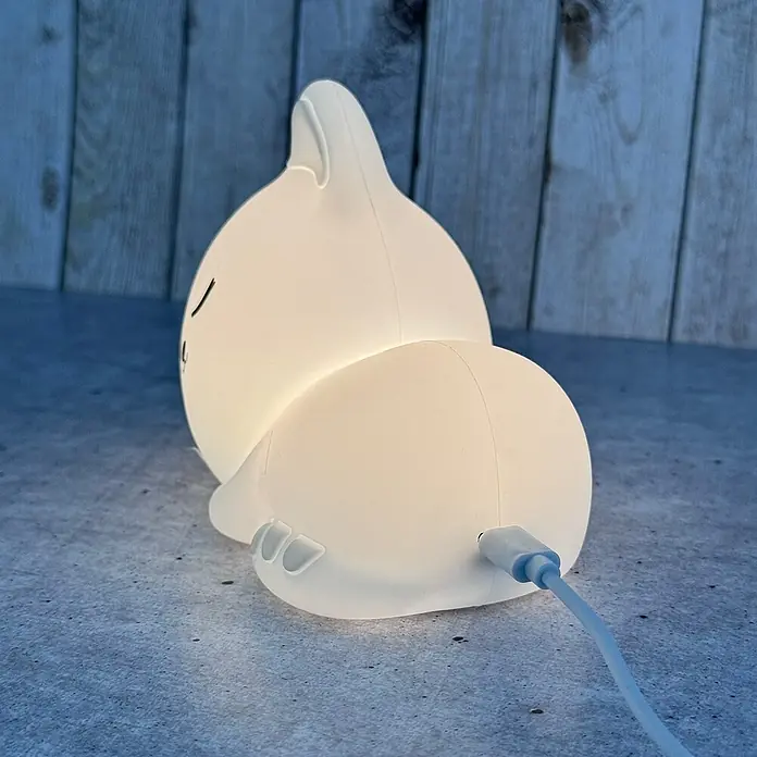 FHL easy LED-Nachtlicht Mia - 0,4 W, L x B x H: 16 x 8 x 11 cm, RGBW, Katze Mia - Das Nachtlicht in Form einer schlafenden Katze strahlt ein sanftes Licht aus und sorgt für eine beruhigende Atmosphäre im Kinderzimmer.