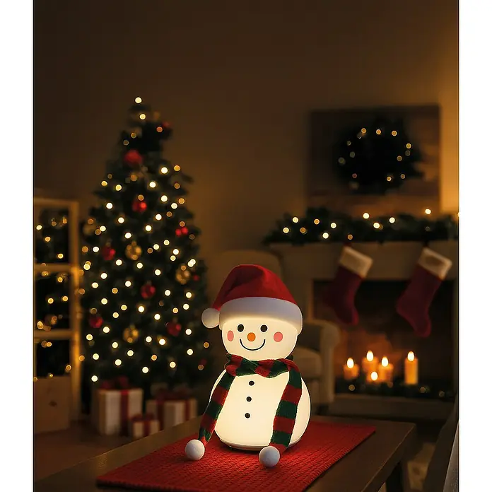 FHL easy LED-Nachtlicht Paule - 0,4 W, L x B x H: 11,6 x 11,6 x 22 cm, RGBW, Schneemann Paule - Weihnachtliche Szene mit einem leuchtenden Schneemann, der eine festliche Atmosphäre verbreitet.
