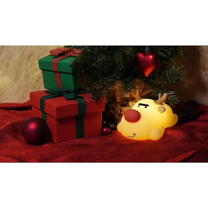FHL easy LED-Nachtlicht Rudi - L x B x H: 16 x 10,5 x 9,8 cm, Warmweiß, Rentier Rudi - Weihnachtliche Szene mit Geschenken, Baumschmuck und einer niedlichen, leuchtenden Rentierfigur.