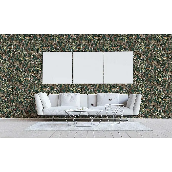 Tadessi Vliestapete M1-No.673 - Grün, Floral, 10,05 x 0,53 m - Dunkelgrüne Tapete mit exotischem Natur- und Tiermuster, an einer Wohnzimmerwand hinter einem weißen Sofa angebracht.