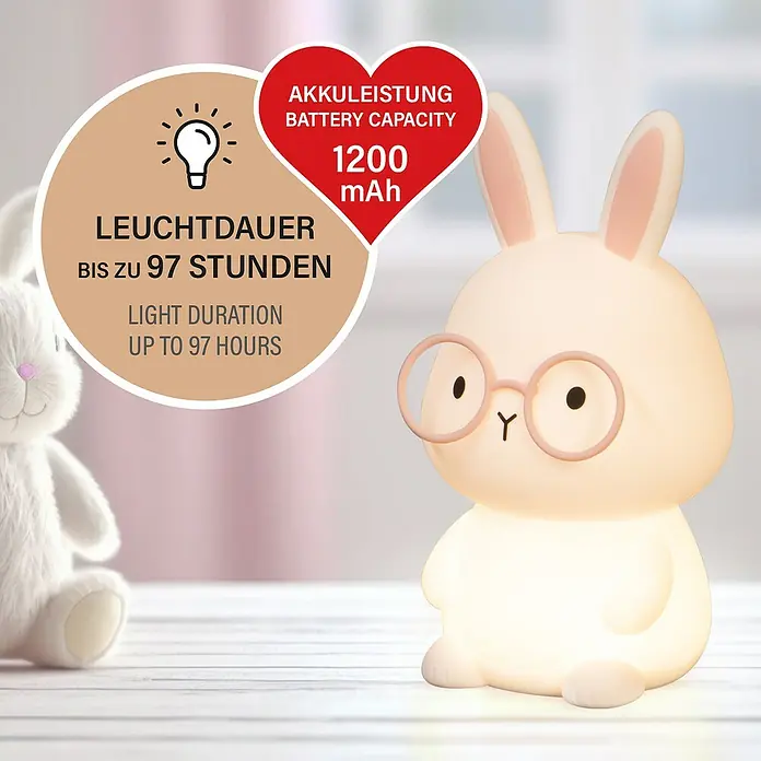 FHL easy LED-Nachtlicht Josie - 0,4 W, L x B x H: 9 x 9 x 16,3 cm, RGBW, Hase Josie - Das Foto zeigt ein niedliches, leuchtendes Hasen-Nachtlicht mit Brille, das bis zu 97 Stunden Licht spendet und eine Akkuleistung von 1200 mAh hat.