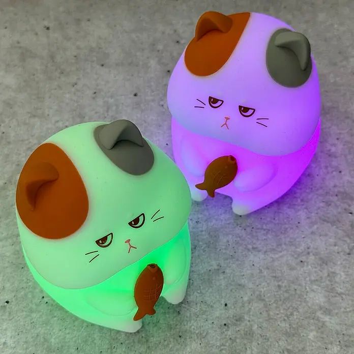 FHL easy LED-Nachtlicht Gerd - 0,8 W, L x B x H: 13 x 10 x 12 cm, RGBW, Kater Gerd - Zwei niedliche Katzenlampen, eine grün und eine pink, halten jeweils einen Fisch. Niedliches Design für Kinderzimmer.