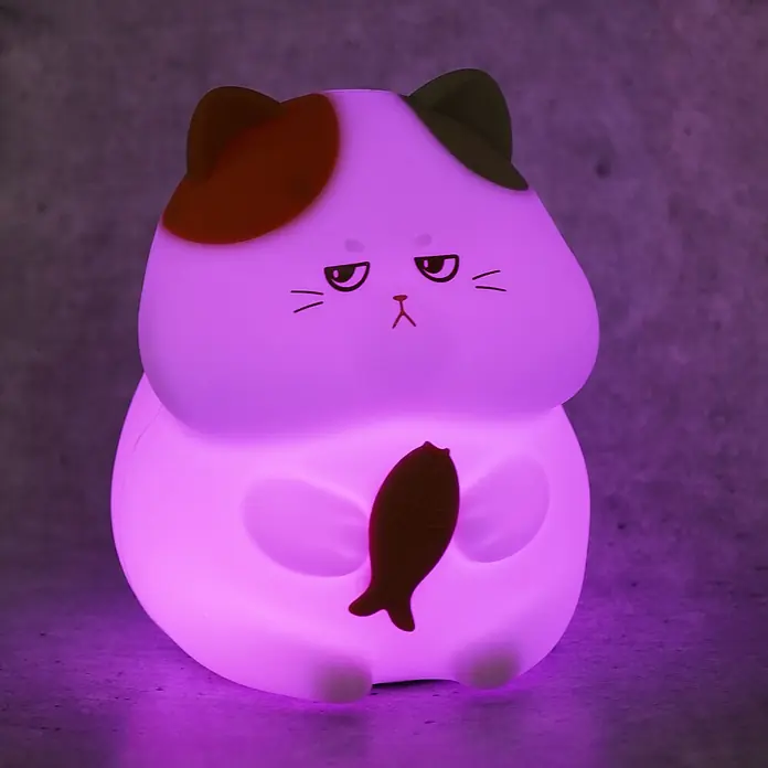 FHL easy LED-Nachtlicht Gerd - 0,8 W, L x B x H: 13 x 10 x 12 cm, RGBW, Kater Gerd - Niedliche Katzenlampe mit mürrischem Gesichtsausdruck und einem Fisch in den Pfoten, die ein warmes, violettes Licht ausstrahlt.