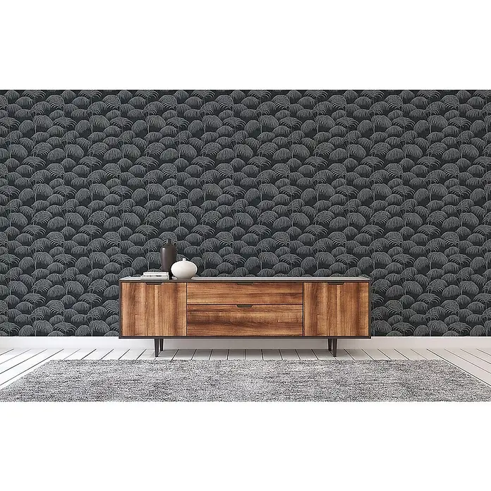 Tadessi Vliestapete M1-No.3873 - Schwarz, Floral, 10,05 x 0,53 m - Dunkle Tapete mit dezentem weißem Palmenmuster hinter einem Holzsideboard und Teppich, die ein elegantes Raumambiente schafft.