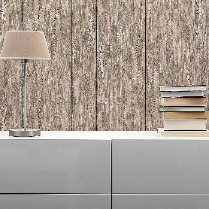 Tadessi Vliestapete M1-No.1632 - Braun, Holzoptik, 10,05 x 0,53 m - Hellbraune Holzplanken-Tapete schafft eine warme, strukturierte Kulisse in einem Raum mit modernem grauen Schrank und Lampe.