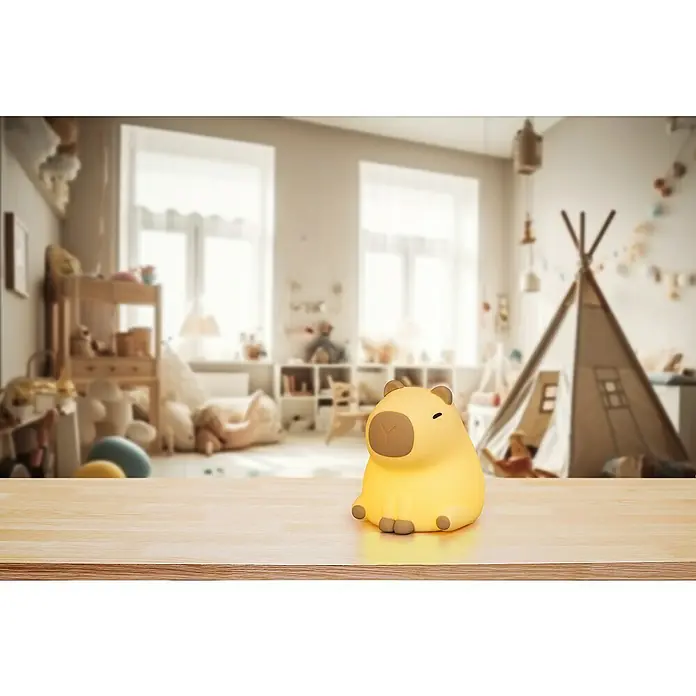 FHL easy LED-Nachtlicht Piggy - 0,5 W, L x B x H: 11 x 10 x 12 cm, RGBW, Capybara Piggy - Diese Aufnahme zeigt ein warm leuchtendes Capybara-Nachtlicht auf einem Tisch, ideal für ein beruhigendes Kinderzimmerambiente.