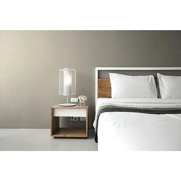 Tadessi Vliestapete M1-No.1815 - Creme, Steinoptik, 10,05 x 0,53 m - Minimalistisches Schlafzimmer mit weißem Bett, Holz-Kopfteil, weißer Bettwäsche und Holz-Nachttisch mit weißer Lampe.