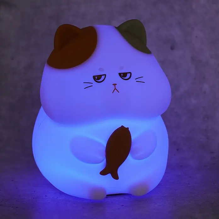 FHL easy LED-Nachtlicht Gerd - 0,8 W, L x B x H: 13 x 10 x 12 cm, RGBW, Kater Gerd - Süße Katzennachtlampe mit Fisch, die ein sanftes, beruhigendes Licht spendet und perfekt als Dekoration für jedes Kinderzimmer ist.
