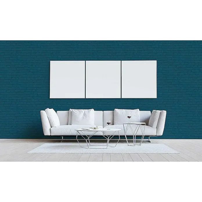 Tadessi Vliestapete M1-No.3068 - Schwarz, Steinoptik, 10,05 x 0,53 m - Türkisfarbene Ziegelwand in einem modernen Wohnzimmer, als markanter Hintergrund für weiße Kunstwerke und ein Sofa.