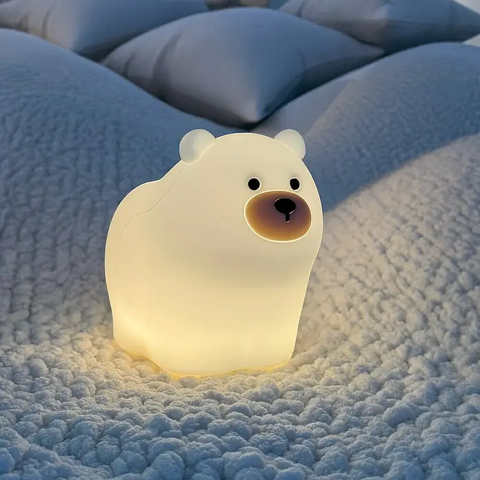 FHL easy LED-Nachtlicht Knut - 0,7 W, L x B x H: 12 x 9 x 11 cm, RGBW, Eisbär Knut - Ein süßes, leuchtendes Nachtlicht in Form eines Eisbären, das eine beruhigende Atmosphäre schafft. Ideal für Kinderzimmer.