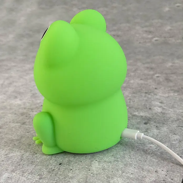 FHL easy LED-Nachtlicht Willi - 0,4 W, L x B x H: 9 x 8 x 11,5 cm, RGBW, Frosch Willi - Grüner Frosch-Nachtlicht-Lautsprecher mit Ladekabel, ideal als Kinderzimmerlampe oder zum Abspielen von Musik.