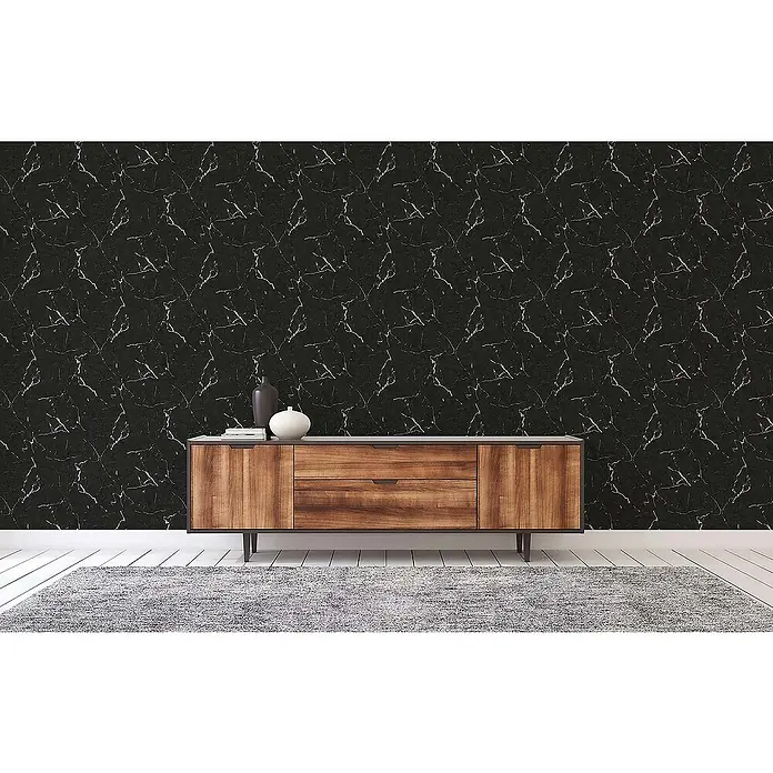 Tadessi Vliestapete M1-No.599 - Schwarz, Steinoptik, 10,05 x 0,53 m - Schwarze Marmortapete mit weißer Äderung, an einer Wand über einem Sideboard angebracht.