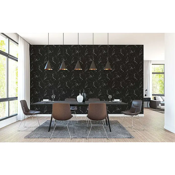 Tadessi Vliestapete M1-No.599 - Schwarz, Steinoptik, 10,05 x 0,53 m - Schwarzmarmor-Muster Tapete an einer Wand in einem modernen Esszimmer.