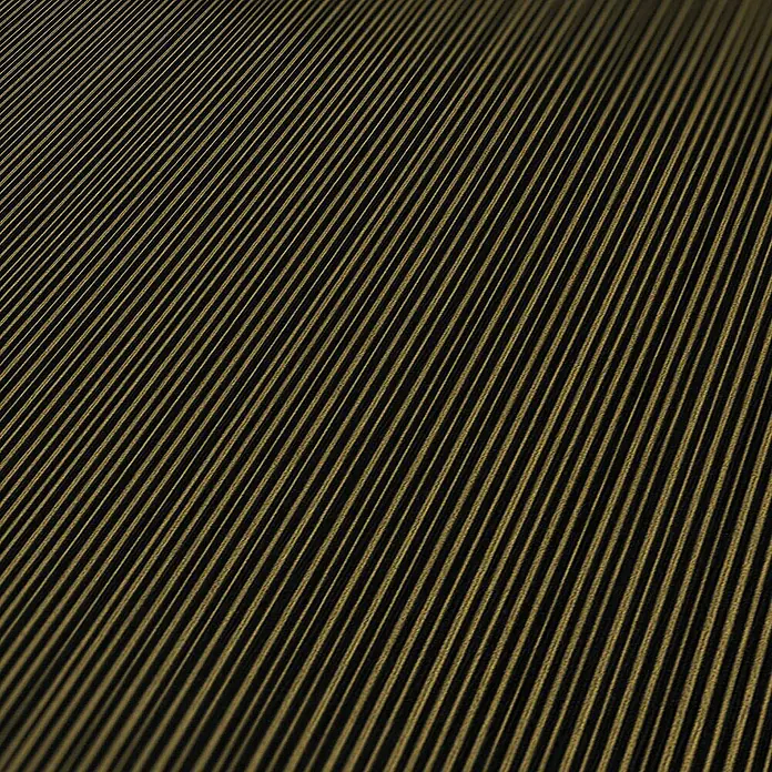 Tadessi Vliestapete M1-No.880 - Schwarz, Streifen, 10,05 x 0,7 m - Diagonales gold-schwarzes Wellenmuster auf einer Oberfläche.
