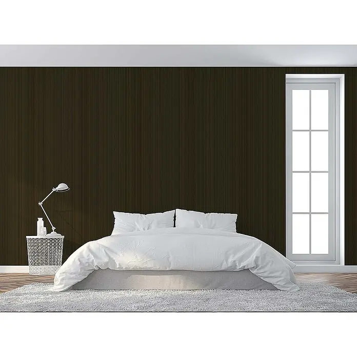 Tadessi Vliestapete M1-No.880 - Schwarz, Streifen, 10,05 x 0,7 m - Dunkelbraune Tapete mit feinen vertikalen Streifen, an einer Schlafzimmerwand hinter einem weißen Bett und einer Lampe.