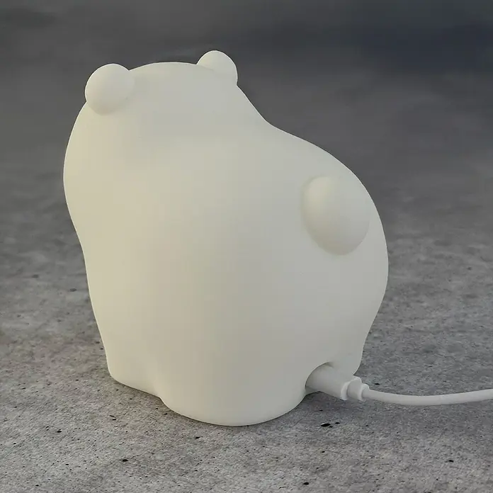 FHL easy LED-Nachtlicht Knut - 0,7 W, L x B x H: 12 x 9 x 11 cm, RGBW, Eisbär Knut - Niedliche Bärenlampe mit USB-Kabel. Das sanfte Licht sorgt für eine entspannende Atmosphäre, ideal für Kinderzimmer oder als Nachtlicht.