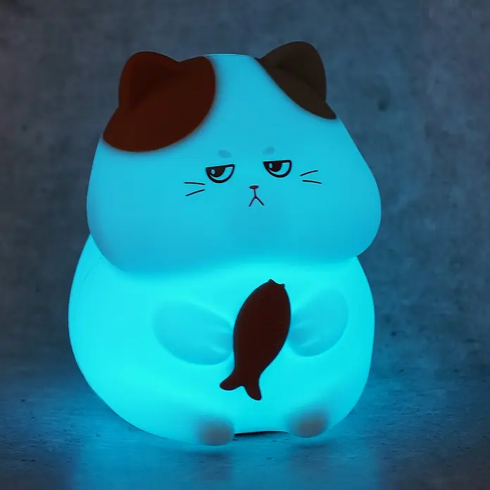 FHL easy LED-Nachtlicht Gerd - 0,8 W, L x B x H: 13 x 10 x 12 cm, RGBW, Kater Gerd - Niedliche, beleuchtete Katzenlampe mit einem Fisch in den Händen. Die Lampe strahlt ein beruhigendes blaues Licht aus und sorgt für eine angenehme Atmosphäre.